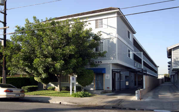 Kornblum II Apartments in Hawthorne, CA - Building Photo