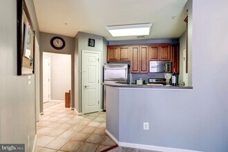 21228 McFadden Sq, Unit 211 in Sterling, VA - Building Photo - Building Photo