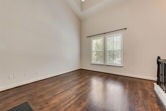 4904 Live Oak St, Unit 304 in Dallas, TX - Building Photo - Building Photo