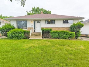 15900 Rowena Ave in Maple Heights, OH - Building Photo - Building Photo