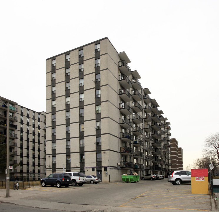 Tivoli Towers in Toronto, ON - Building Photo