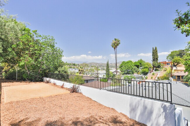 1423 El Paso Dr, Unit B in Los Angeles, CA - Foto de edificio - Building Photo