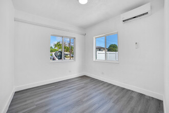 10272 SW 178th St, Unit #1 in Miami, FL - Foto de edificio - Building Photo