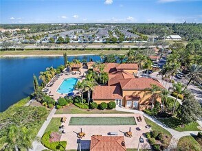 1875 Florida Club Dr in Naples, FL - Foto de edificio - Building Photo