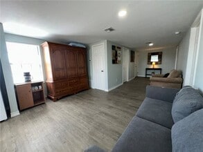 201 Volpe Cir in Gregory, TX - Foto de edificio - Building Photo