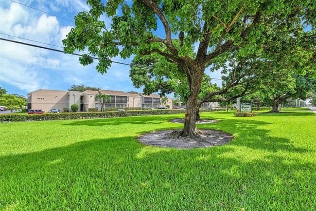 7173 Orange Dr in Davie, FL - Building Photo - Building Photo