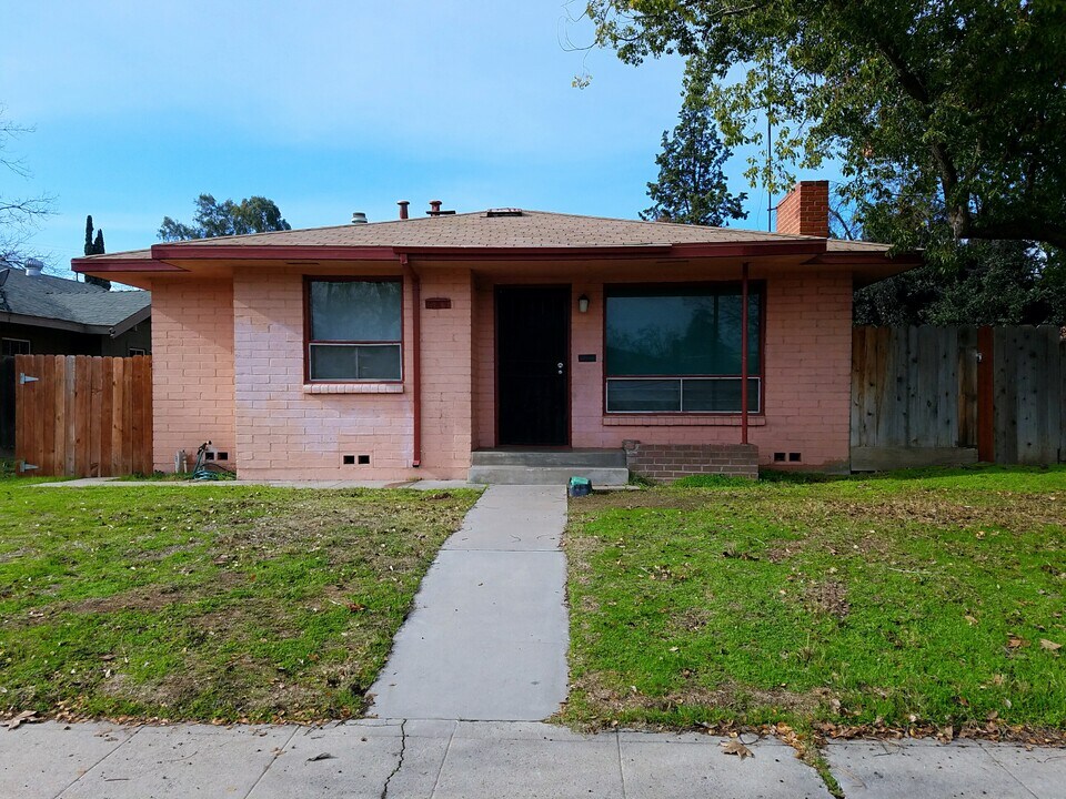 961 N Fruit Ave in Fresno, CA - Foto de edificio