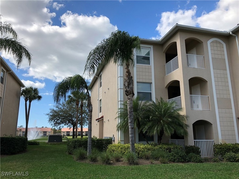 2710 Cypress Trace Cir in Naples, FL - Foto de edificio