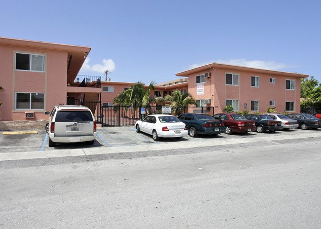 Dixie Bell Apartments in North Miami, FL - Foto de edificio - Building Photo