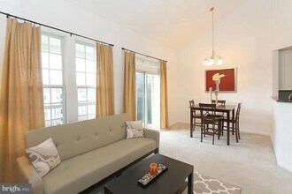 4210 Mozart Brigade Ln-Unit -X in Fairfax, VA - Foto de edificio - Building Photo