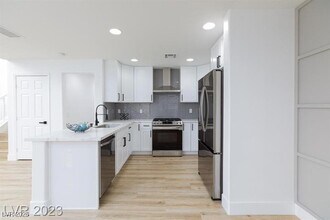 971 Grand Cerritos Ave in Las Vegas, NV - Building Photo - Building Photo