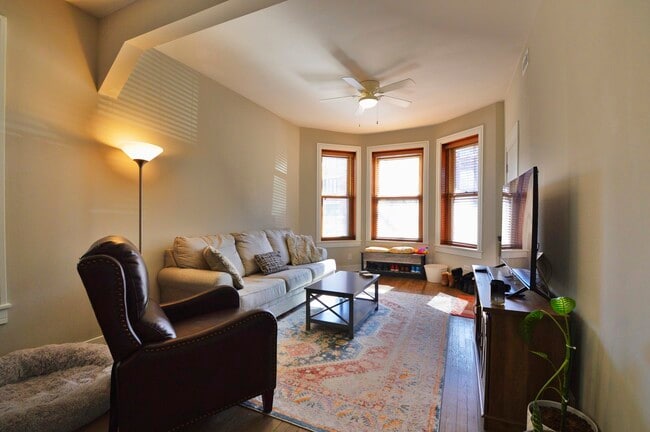 2336 W Iowa St in Chicago, IL - Building Photo - Building Photo