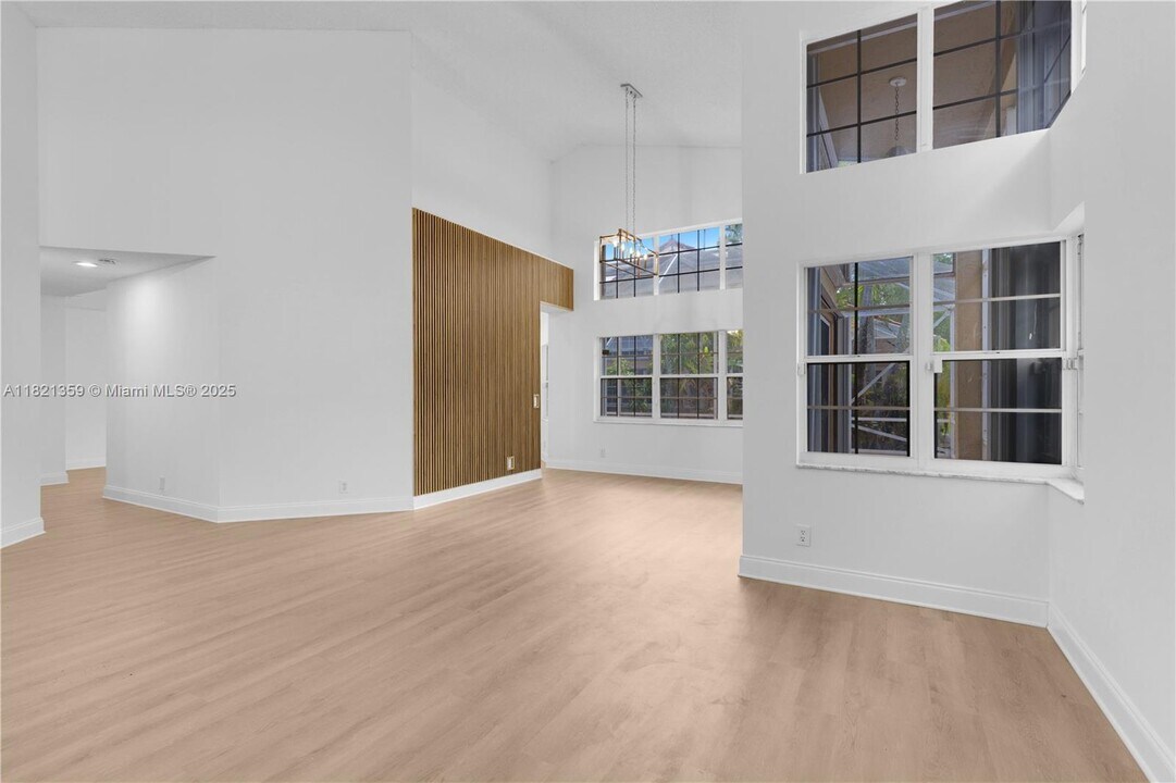 1525 Seabay Rd in Weston, FL - Building Photo