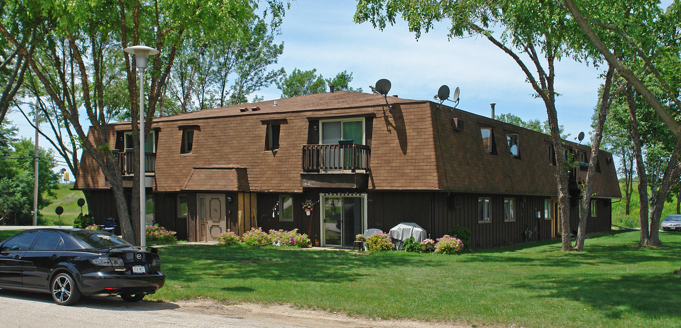 100 Eilbes Ave in Beaver Dam, WI - Building Photo