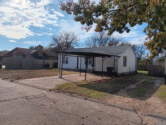 1313 Denson Dr in Pauls Valley, OK - Building Photo