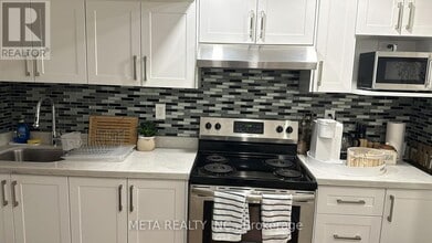 252 Howell Crescent in Pickering, ON - Building Photo - Building Photo