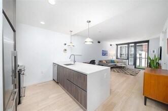 160 1st St in Jersey City, NJ - Building Photo - Building Photo