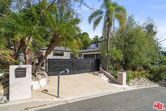 9023 Alto Cedro Dr in Beverly Hills, CA - Building Photo - Building Photo