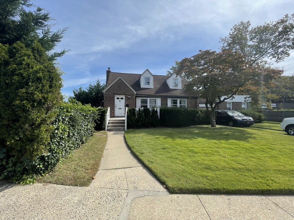 2 Tudor Gate in Elmont, NY - Foto de edificio