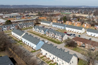 Bayshore Townhomes in Louisville, KY - Foto de edificio - Building Photo