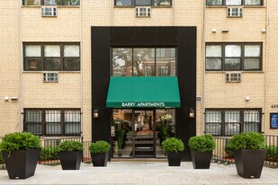 448 W Barry Ave, Unit 132 in Chicago, IL - Building Photo