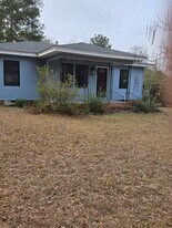 365 W Pine St in Varnville, SC - Building Photo