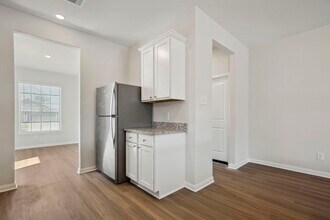 335 Kingston Wy in Waller, TX - Building Photo - Building Photo