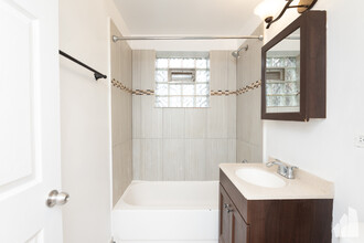 3751 W Sunnyside Ave, Unit 49-2 in Chicago, IL - Building Photo - Building Photo
