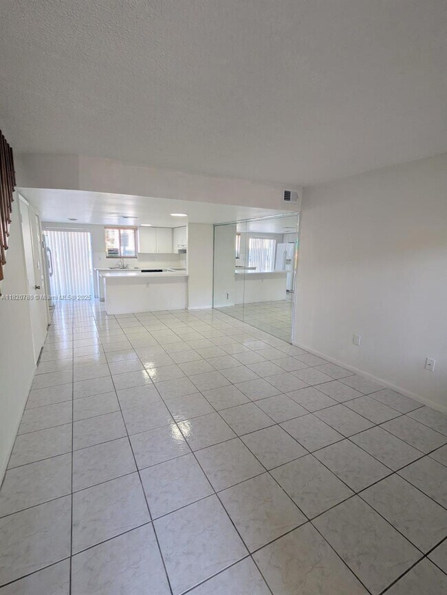 431 NW 82nd Ave in Miami, FL - Foto de edificio - Building Photo