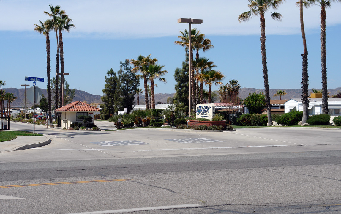 1295 S Cawston Ave in Hemet, CA - Foto de edificio