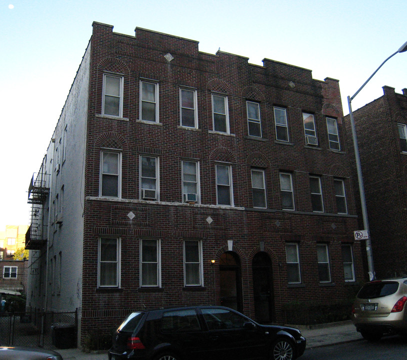 47-16 41st St in Long Island City, NY - Building Photo