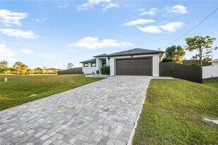 1124 NE 35th Ln in Cape Coral, FL - Building Photo
