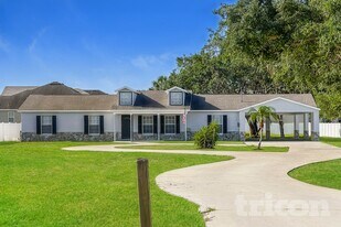 7029 Symmes Rd in Gibsonton, FL - Building Photo