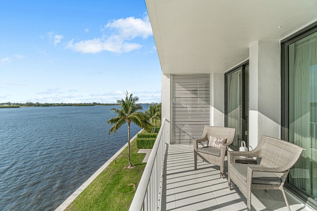 2784 S Ocean Blvd in Palm Beach, FL - Building Photo - Building Photo