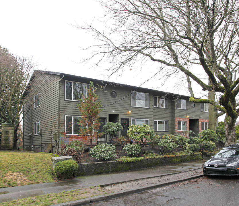 2136 SE Hawthorne Blvd in Portland, OR - Building Photo