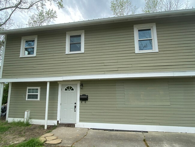 207 W Calhoun St