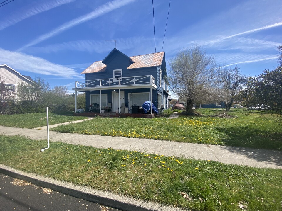 646 NE Court St in Prineville, OR - Building Photo