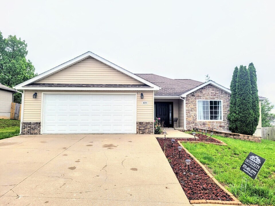 109 Pioneer Ct in Waynesville, MO - Building Photo