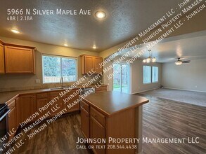 5966 N Silver Maple Ave in Meridian, ID - Building Photo - Building Photo