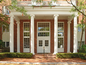 Georgian Manor in Bristol, CT - Foto de edificio - Building Photo