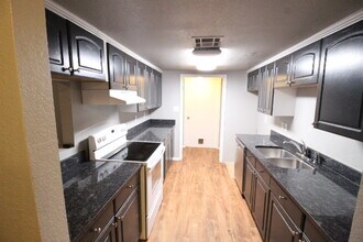 1932 Lariat Cir in Edmond, OK - Foto de edificio - Building Photo