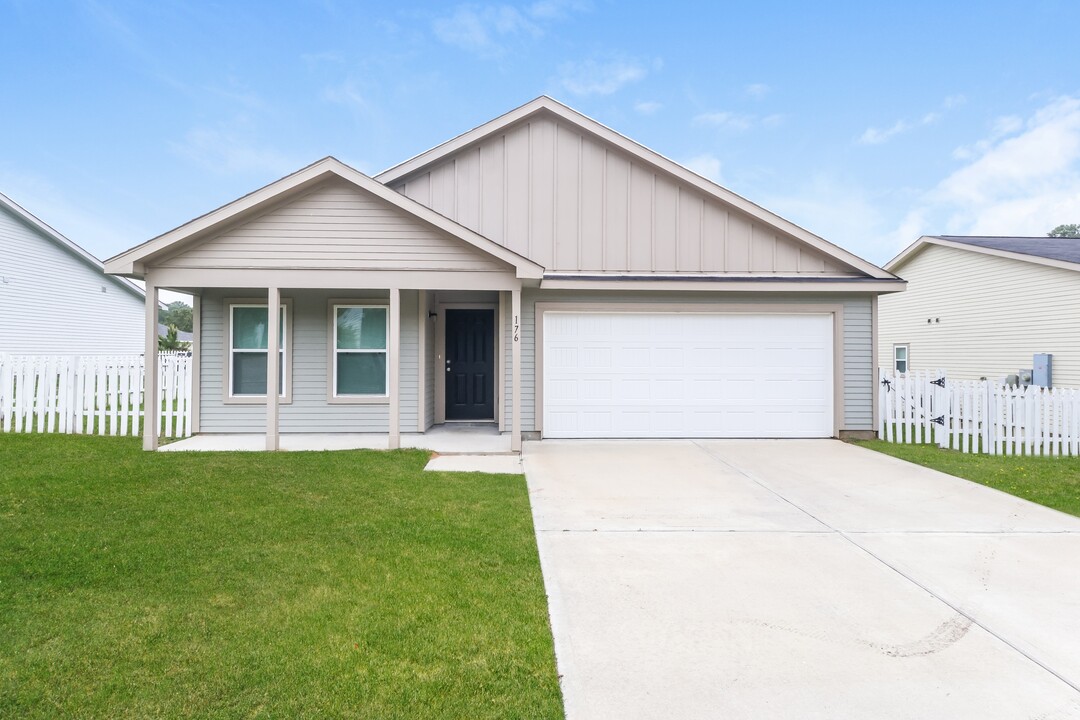 176 Bluebonnet in Livingston, TX - Building Photo