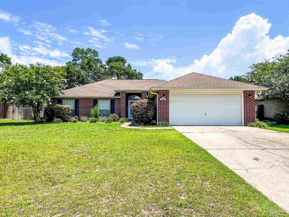 5866 Chi Chi Cir in Milton, FL - Building Photo
