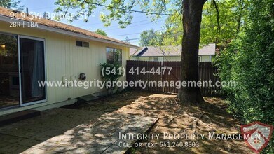 919 SW Bridge St, Unit B in Grants Pass, OR - Foto de edificio - Building Photo