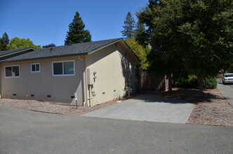 7530 Meadowlark Dr in Sebastopol, CA - Foto de edificio - Building Photo