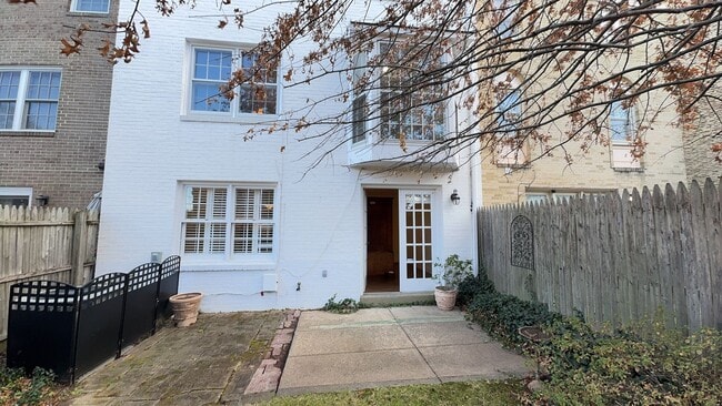 1742 Chain Bridge Rd in McLean, VA - Building Photo - Building Photo