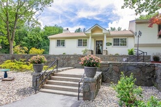 Foxrun Apartments in Clifton Park, NY - Foto de edificio - Building Photo