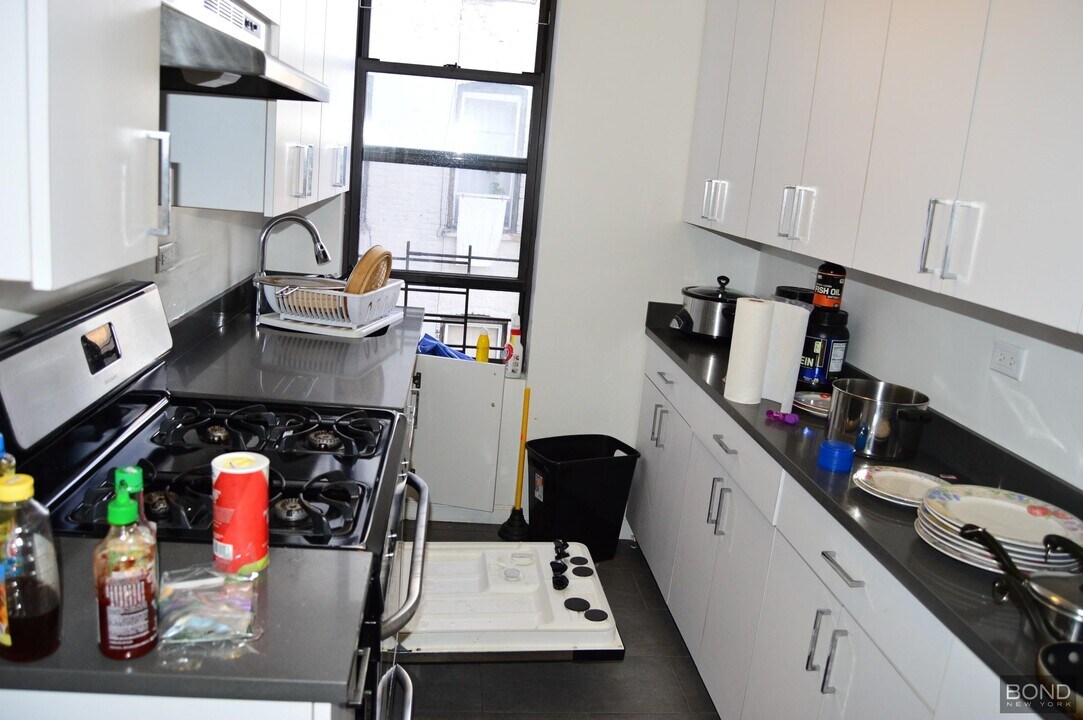 31-43-43 Steinway St in Queens, NY - Building Photo