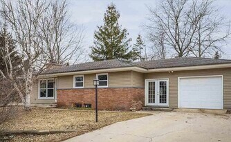 2285 E Carriage Hill Dr in Traverse City, MI - Building Photo