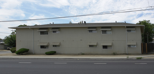 301 Birch St in Brentwood, CA - Foto de edificio - Building Photo